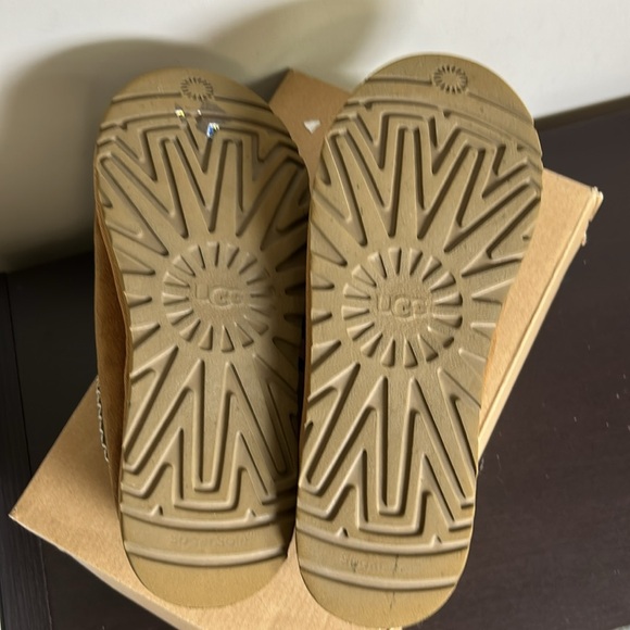 Ugg Tasman embroidered shearling slippers camel FLAW Sz 9 - Picture 11 of 12